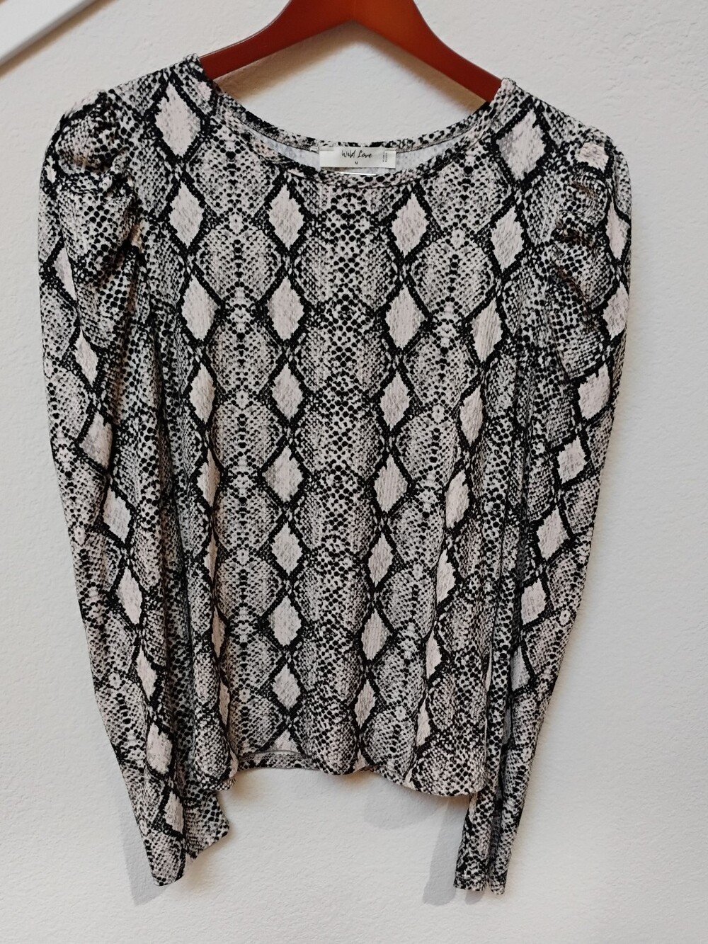 Wild Love Women’s Snake-Print Puffed Long Sleeve Ribbed Tee - Black & White